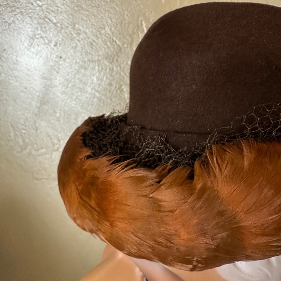 AMAZING 1940s\' BROWN FELT HAT - FEATHERED BRIM + TALL FEATHERS AND FELT STRIPS main image 8